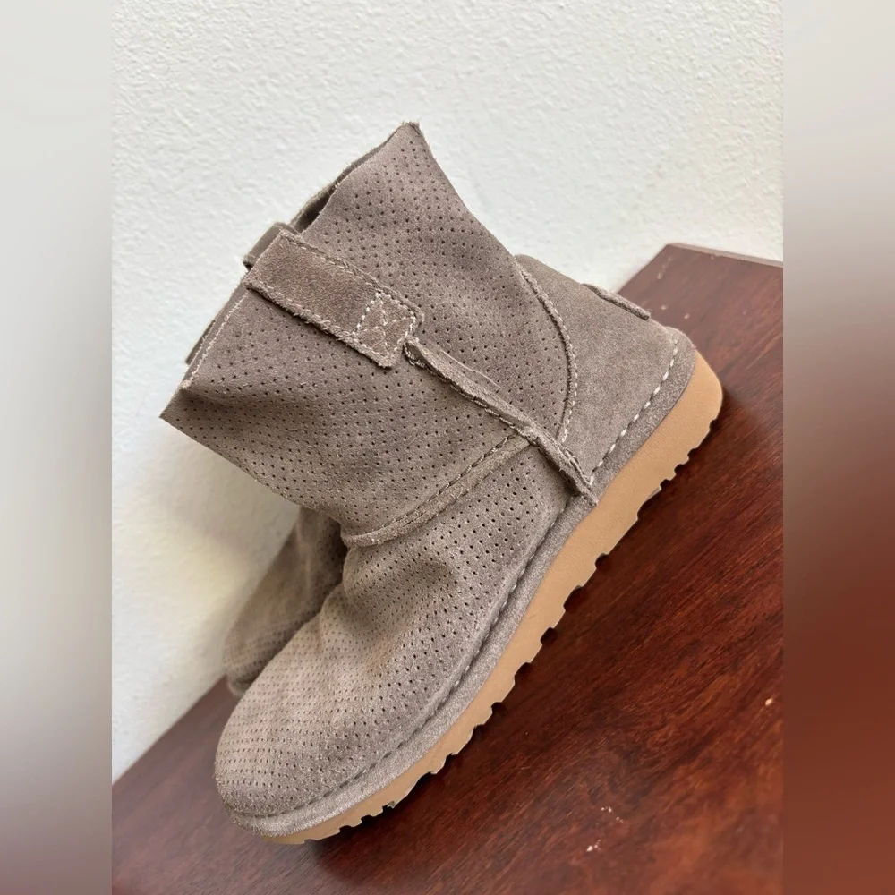 UGG GIRLS GREY/TAUPE SLIP ON ANKLE BOOTIES SZ 7